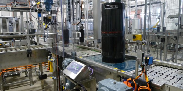 Weighing scale for kegs on a conveyor belt